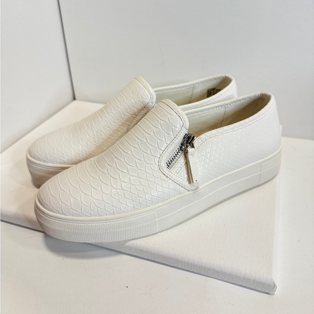 🔟JustFab White Textured Slip-On Sneakers (New)